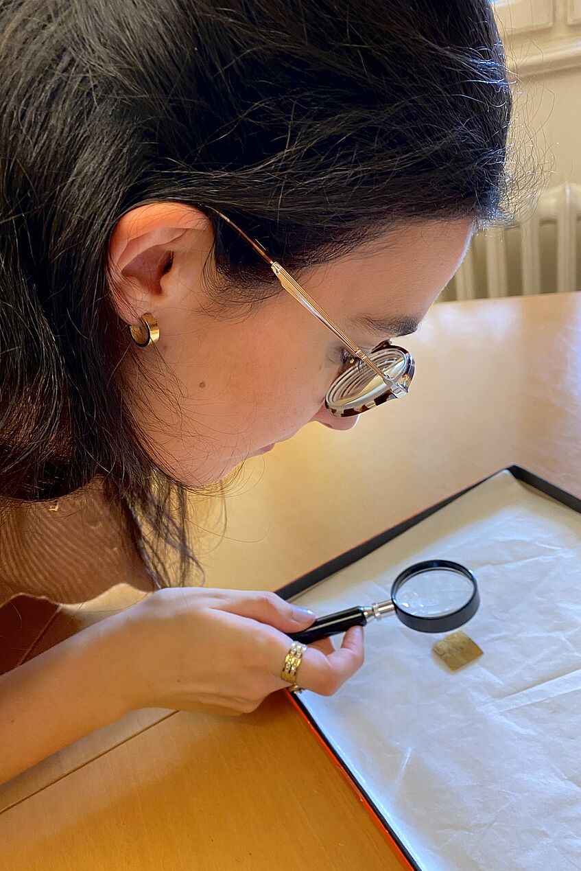 Foto von Dr. Victoria González Berdús bei Studien im Kunsthistorischen Museum